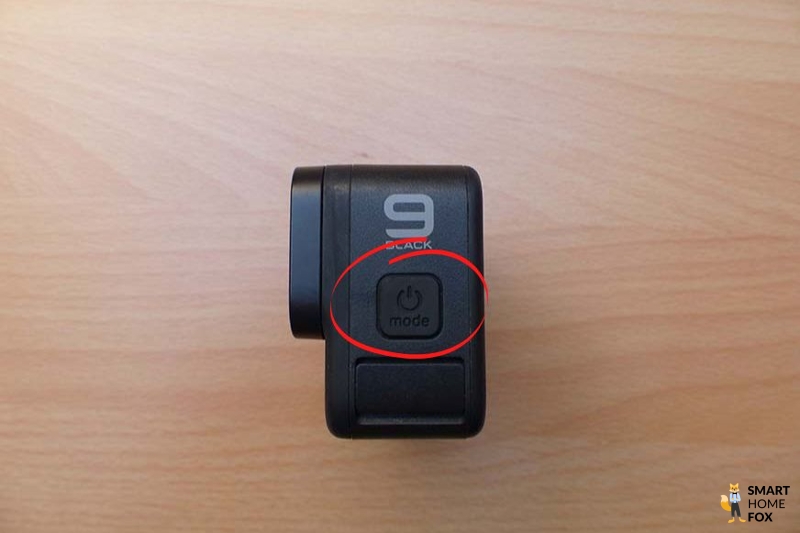 Man sieht die rechte Seite der GoPro Hero 9, wo sich die Mode-Taste befindet.